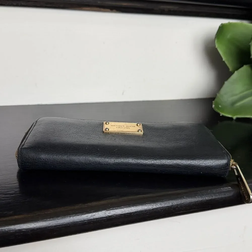 Michael Kors Genuine Leather Zip Wallet Clutch Clean Classic Versatile